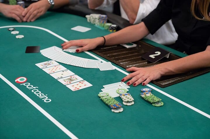 how much does a blackjack dealer make